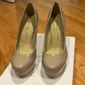 Nude patent leather platform pump